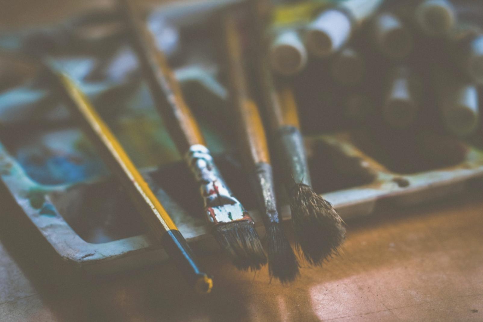 Étudiant travaillant sur une illustration digitale