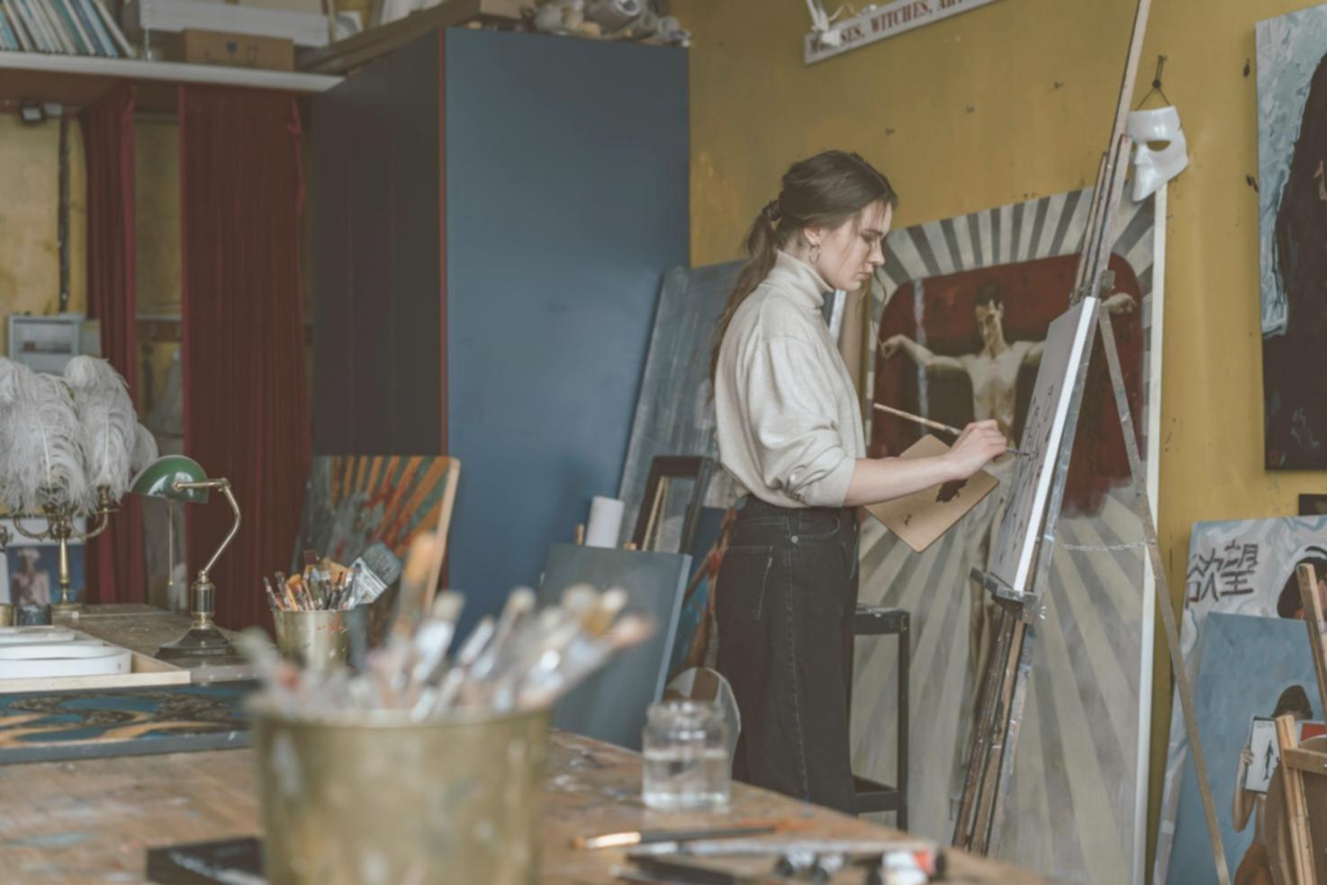 Étudiant travaillant sur projet de dessin numérique dans notre atelier